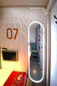 Xi'an Xianyang International Airport Space Capsule Hotel tesisinde bir televizyon ve/veya eğlence merkezi