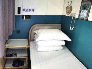 Xi'an Xianyang International Airport Space Capsule Hotel tesisinde bir odada yatak veya yataklar