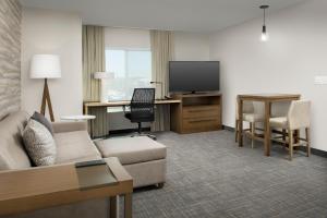 sala de estar con sofá y escritorio con TV en Residence Inn by Marriott Lubbock-University Area, en Lubbock