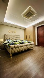 um quarto com uma cama num quarto com um tecto em Gold Crest Executive Signature Luxury Apartments DHA Phase 4 Lahore by LMY em Lahore