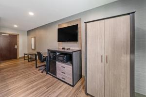 TV/trung tâm giải trí tại Americas Best Value Inn Foxboro