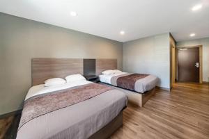 Giường trong phòng chung tại Americas Best Value Inn Foxboro