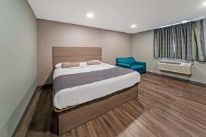 Giường trong phòng chung tại Americas Best Value Inn Foxboro