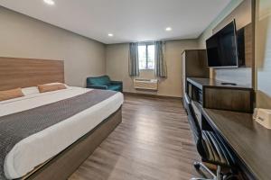 TV/trung tâm giải trí tại Americas Best Value Inn Foxboro