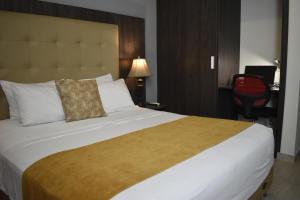 A bed or beds in a room at Hotel HR AMADA Cúcuta