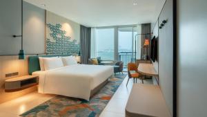 Giường trong phòng chung tại Holiday Inn Pattaya, an IHG Hotel