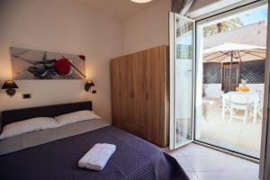 Una cama o camas en una habitación de Maria House Olbia con giardino privato