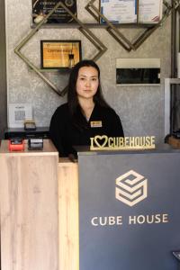 Oaspeți care stau la Cube House Osh