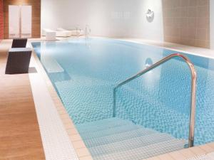 una grande piscina in una camera d'albergo di Novotel Liverpool Centre a Liverpool