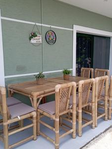 Une table et des chaises en bois sont disponibles sur la terrasse. dans l'établissement Xhorxhi villa, à Ksamil