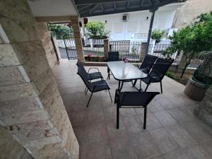 un patio con mesa y sillas en Traditional Stone House-Ideal for families, en Archea Pissa