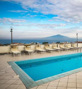 een zwembad op het dak van een gebouw bij Grand Hotel Cesare Augusto in Sorrento