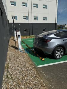 ein Auto steht neben einem Parkuhren in der Unterkunft Ibis Budget Le Havre Les Docks in Le Havre