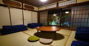 una stanza con tavolo, sedie blu e un andool di 44-49 Bishamoncho - Hotel / Vacation STAY 7917 a Kyoto