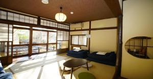 una stanza con divani, tavolo e finestra di 44-49 Bishamoncho - Hotel / Vacation STAY 7917 a Kyoto