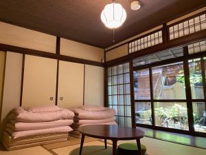 un soggiorno con divano e tavolo di 44-49 Bishamoncho - Hotel / Vacation STAY 7917 a Kyoto