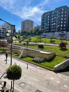 uitzicht op een stad met gebouwen en een park bij En el corazón de Santander in Santander