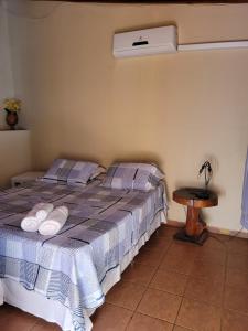 ein Schlafzimmer mit einem Bett mit Handtüchern darauf in der Unterkunft Brisa da Serra Hotel Pousada Pirenopolis in Pirenópolis