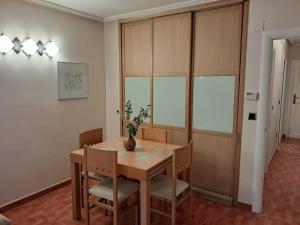 comedor con mesa de madera y sillas en El BALCON DE BAKIO, en Bakio