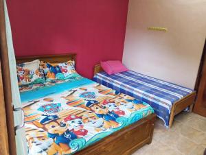 een slaapkamer met twee bedden met disney karakters erop bij Nallur Mylooran Arangam in Jaffna