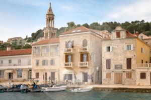 un edificio con barcos atracados en el agua junto a los edificios en Apartment Mama Marija, en Hvar