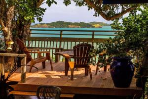 un tavolo e sedie su una terrazza con vista sull'acqua di Hôtel Frégate Bleue a Le François