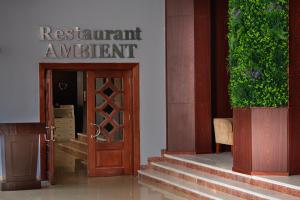 A restaurant or other place to eat at Hotel Ambasador Mamaia