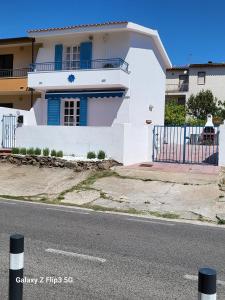 una casa bianca blu di SPLENDIDA VILLA a POSADA a Posada