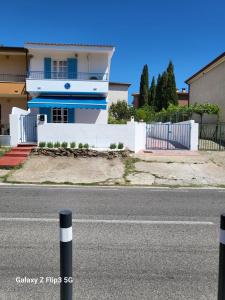 una casa sul lato di una strada di SPLENDIDA VILLA a POSADA a Posada