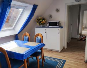 una piccola sala da pranzo con tavolo e sedie di Ferienwohnung Arff a Rendsburg