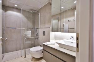 MENE SUITES tesisinde bir banyo