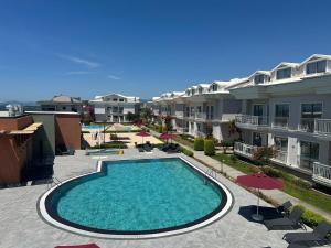 uma imagem de uma piscina num complexo de apartamentos em Defne Beach Suites em Fethiye