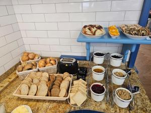 einen Tisch mit Körben mit Brot und anderen Lebensmitteln in der Unterkunft Harmony House in Świnoujście