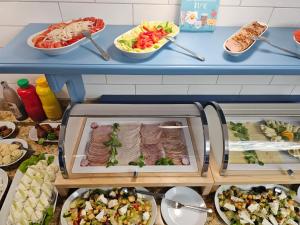 ein Buffet mit Speisen auf dem Tisch in der Unterkunft Harmony House in Świnoujście