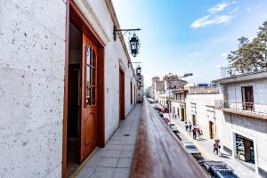 アレキパにあるCasona Terrace Hotelの通路の景色を望む建物