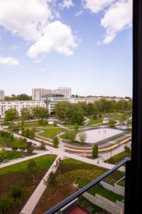 een balkon met uitzicht op een park bij Aparthotel Park - By The Sea in Gdynia