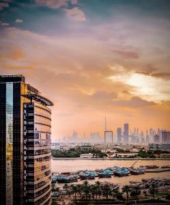 vista sullo skyline della città con un edificio alto di Golden Sands Boutique Hotel-Dubai Creek a Dubai