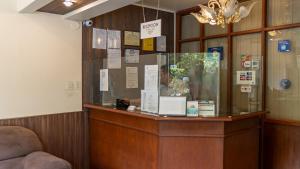 uma vitrine num quarto com um lustre em El Prado Hotel em Cochabamba