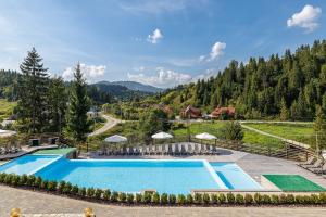 A piscina localizada em Adel Resort ou nos arredores