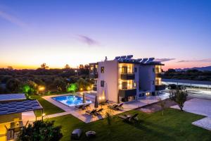 una vista aérea de una casa con piscina en Aspect Luxury Apartments with Pool, en Galangádhos