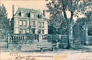 uma foto antiga de uma casa com um banco à frente em Château de Ligny em Ligny-le-Châtel