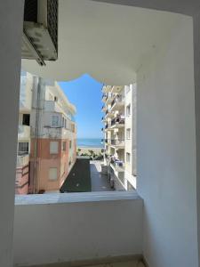 een balkon met uitzicht op de oceaan bij Hotel Demar in Shëngjin