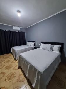 Una cama o camas en una habitación de Villa Fátima Hostel GRU