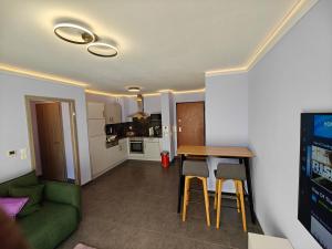 Кухня или кухненски бокс в Charming apartment with Garden, Free Parking near Basel, Airport, Ger'many, France,