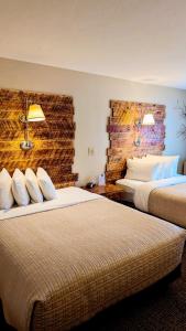 a hotel room with two beds and two lamps at Browns Canyon Inn in Salida