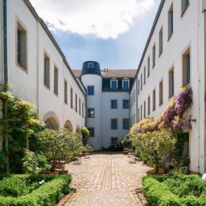 德累斯顿Hofgarten 1824 Hotel garni的花卉和植物的建筑中的小巷