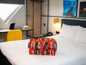 Cama ou camas em um quarto em Ibis Styles Abidjan Marcory