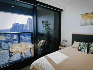 Tempat tidur dalam kamar di Skyone Lux 2Bed room Aprt in BoxHill with car park