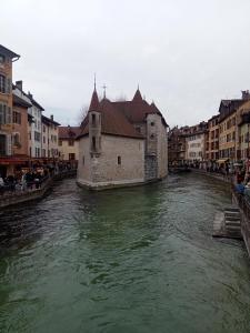 ein Fluss mitten in einer Stadt mit Gebäuden in der Unterkunft Maisonnette au calme in Marlens