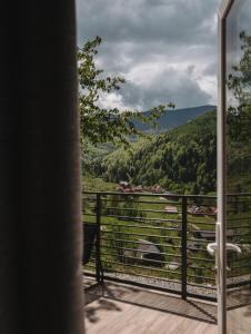 Habitación con balcón con vistas a las montañas. en Apart-hotel Vershina, en Yaremche